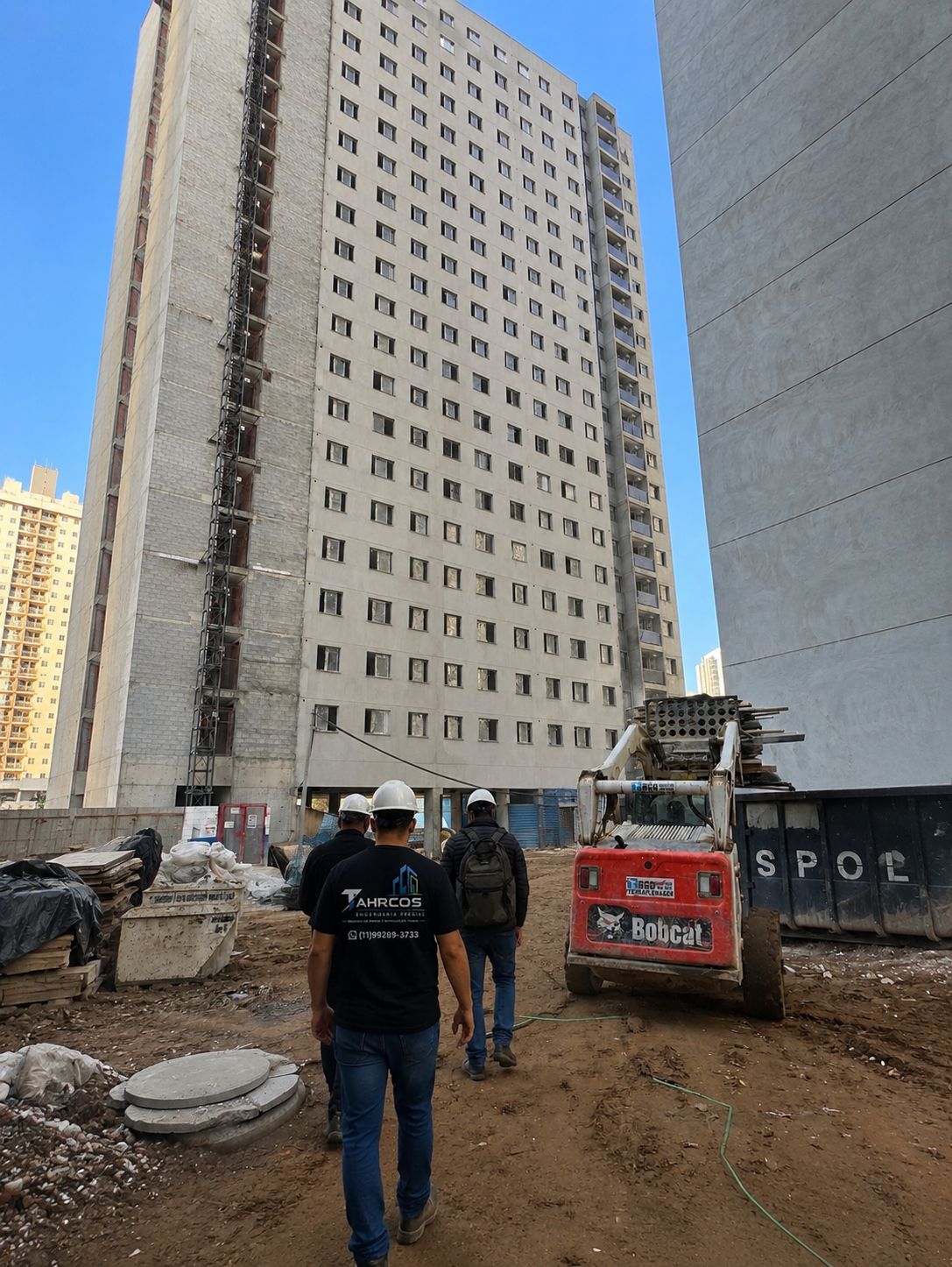 Equipe Tahrcos em obra de revitalização